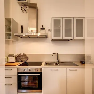 Elegant Behind The Colosseum Apartment Rom